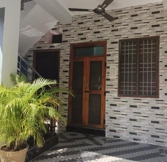 פנסיון Liya Guest House