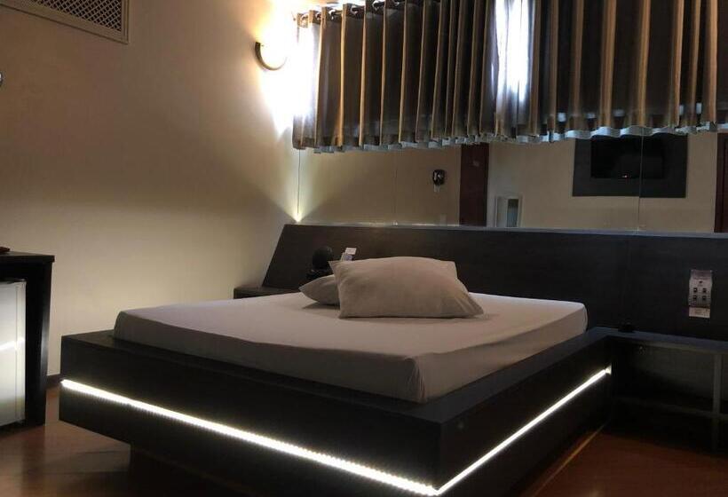 Status Motel