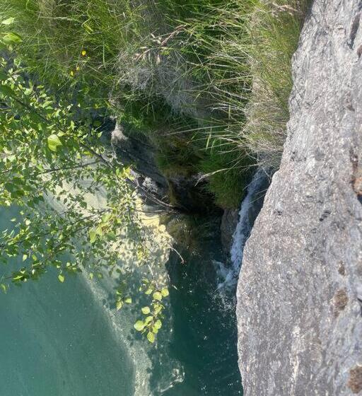 بنسيون Paridisio  In Ainsworth Hot Springs
