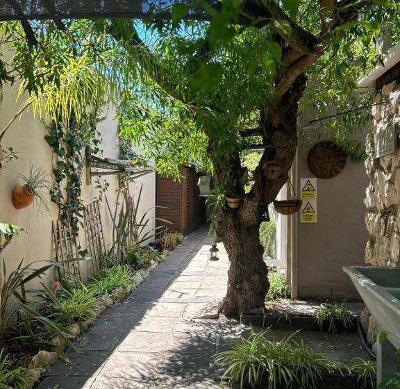پانسیون Room In Apartment Cozy Crner, Home Away From Home, Near Pristine Beaches Num01