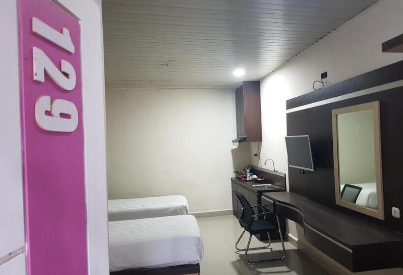 هتل Capital O 93263 Linge Land