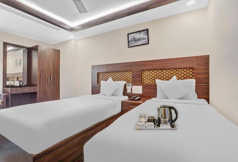 هتل Collection O Palace Inn