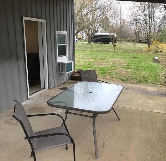호스텔 Cozy Room Near Downtown Hendersonville
