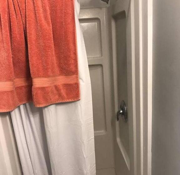 호스텔 Cozy Room Near Downtown Hendersonville