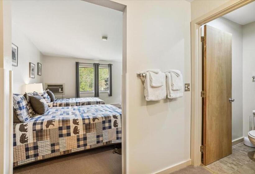 Cedarbrook Hotel Room W/2 Doubles 117