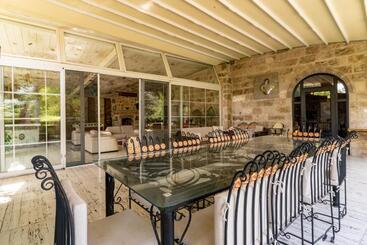 هتل Deluxe Villa With Pool