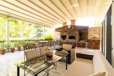 هتل Deluxe Villa With Pool