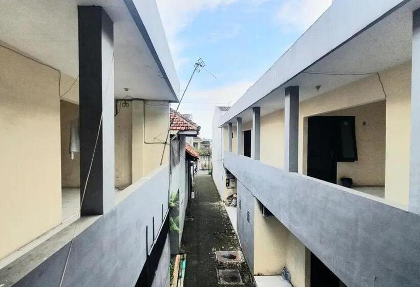 هتل Reddoorz Near Universitas Pgri Kanjuruhan