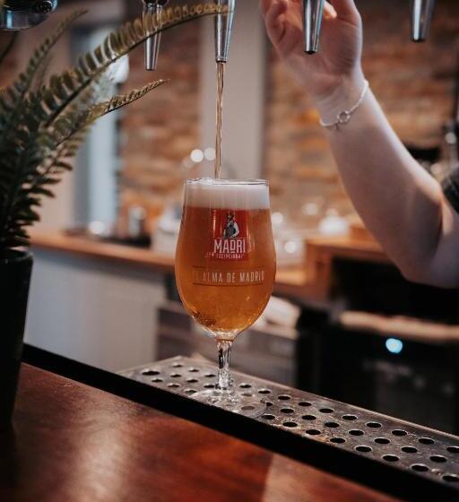 住宿加早餐  The Fox And Hounds