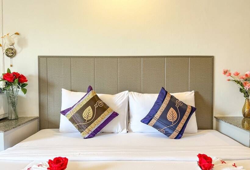 בית מלון כפרי Tri's Miracle Kata Beach Side