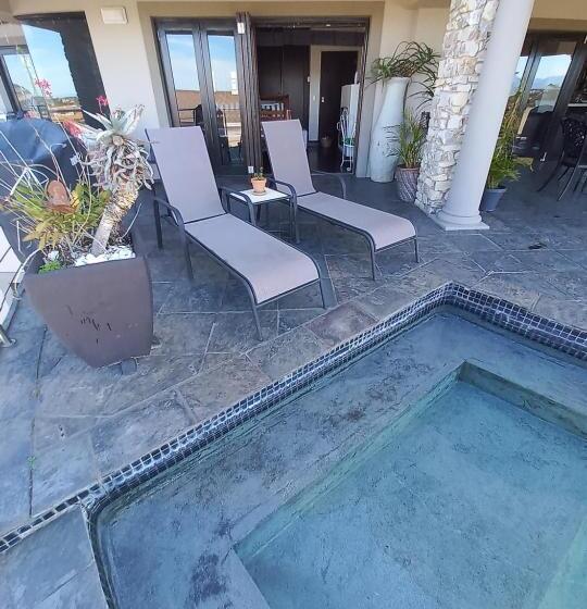 پانسیون Whale Rock Guest House