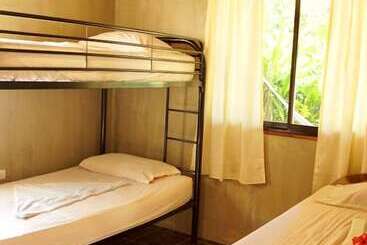هتل Don Jon S Surf And Yoga Lodge