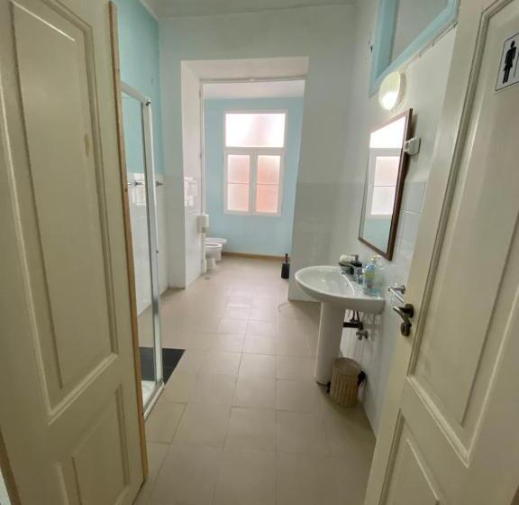 پانسیون Modern Chiado 6 Standard Double Room With No Window And Shared Bathroom
