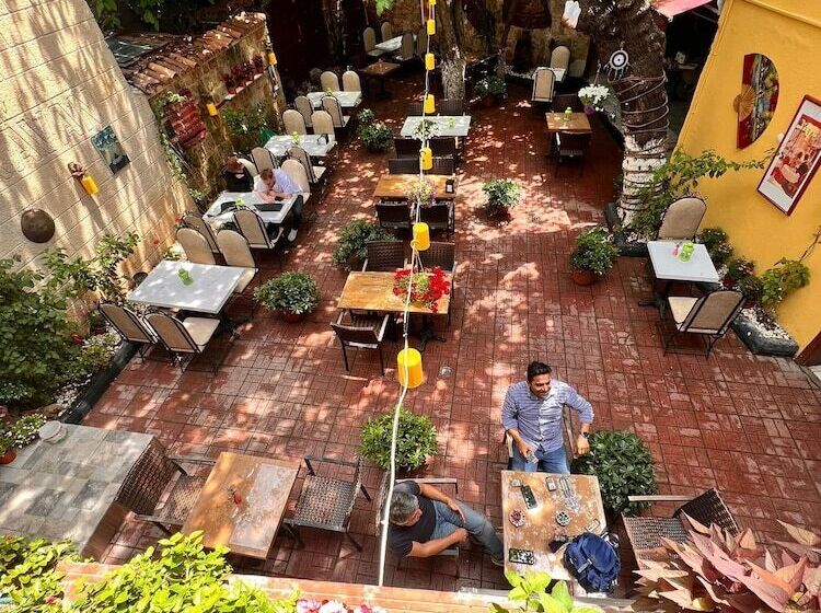 پانسیون Tarihi Sarı Konak