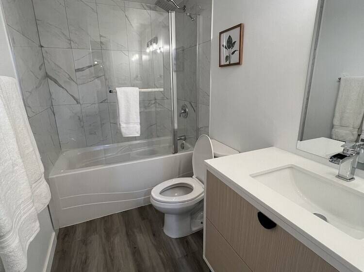 Wc Oceanside Inn