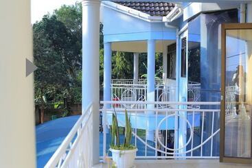 تختخواب و صبحانه J&l Safari Suites