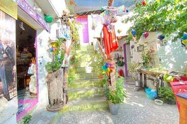 تختخواب و صبحانه Mell10 House