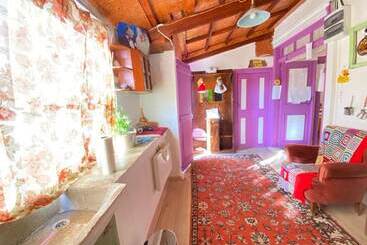 تختخواب و صبحانه Mell10 House