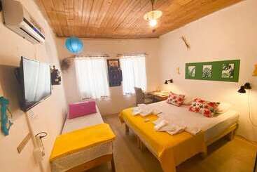 تختخواب و صبحانه Mell10 House