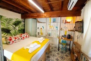 تختخواب و صبحانه Mell10 House