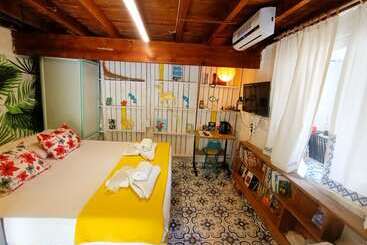 تختخواب و صبحانه Mell10 House