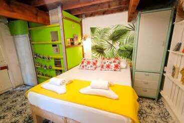 تختخواب و صبحانه Mell10 House