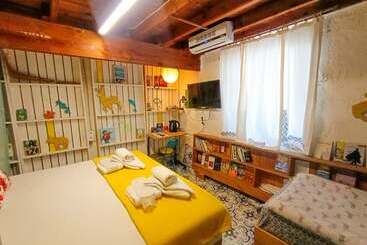 تختخواب و صبحانه Mell10 House