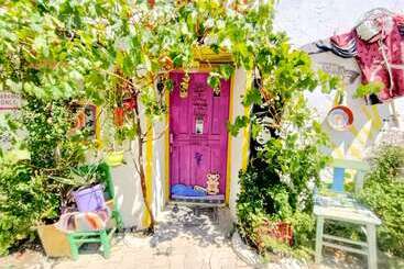 تختخواب و صبحانه Mell10 House