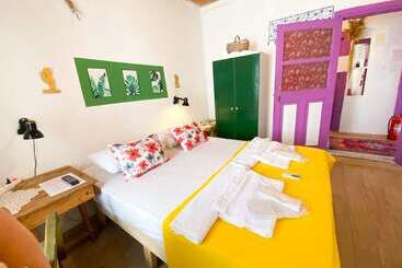 تختخواب و صبحانه Mell10 House