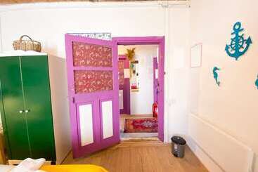 تختخواب و صبحانه Mell10 House