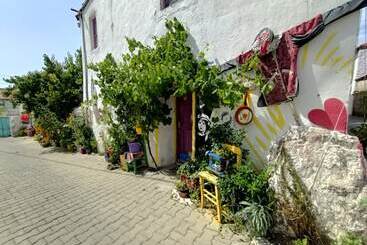 تختخواب و صبحانه Mell10 House