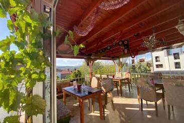 تختخواب و صبحانه Mell10 House