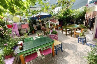 تختخواب و صبحانه Mell10 House