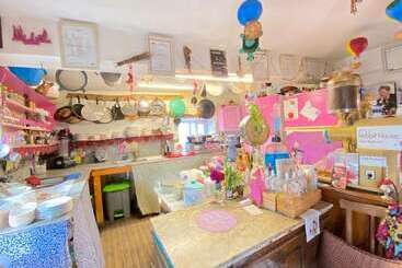 تختخواب و صبحانه Mell10 House