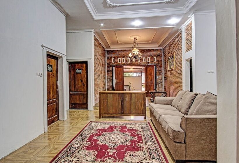 فندق Ndalem Pusponyidro By Reddoorz