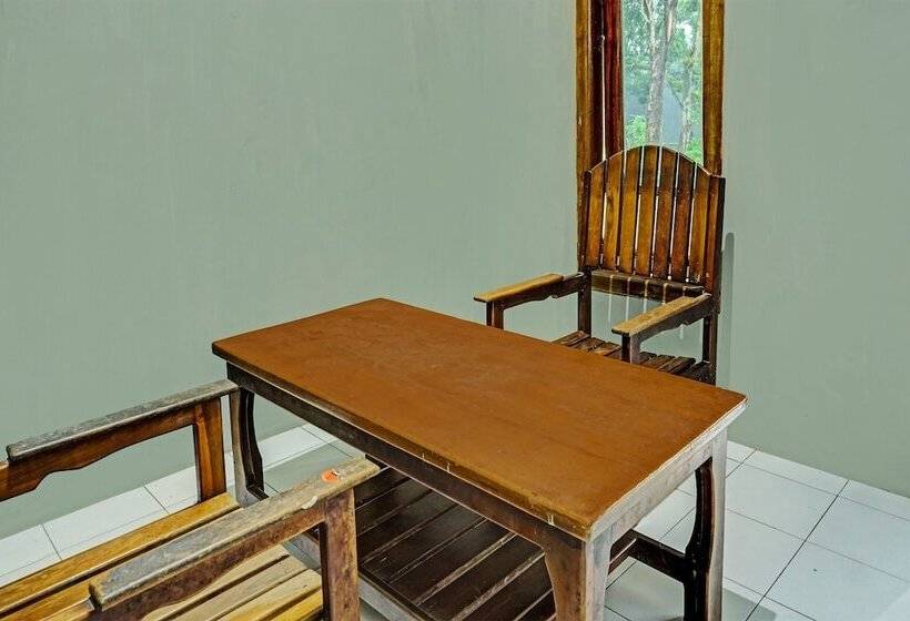 ホテル Sahabat Kost Syariah Pacitan By Oyo