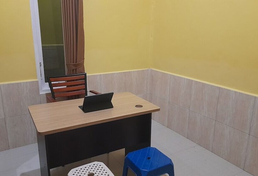 هتل Spot On 92458 Azeela Kost Syariah