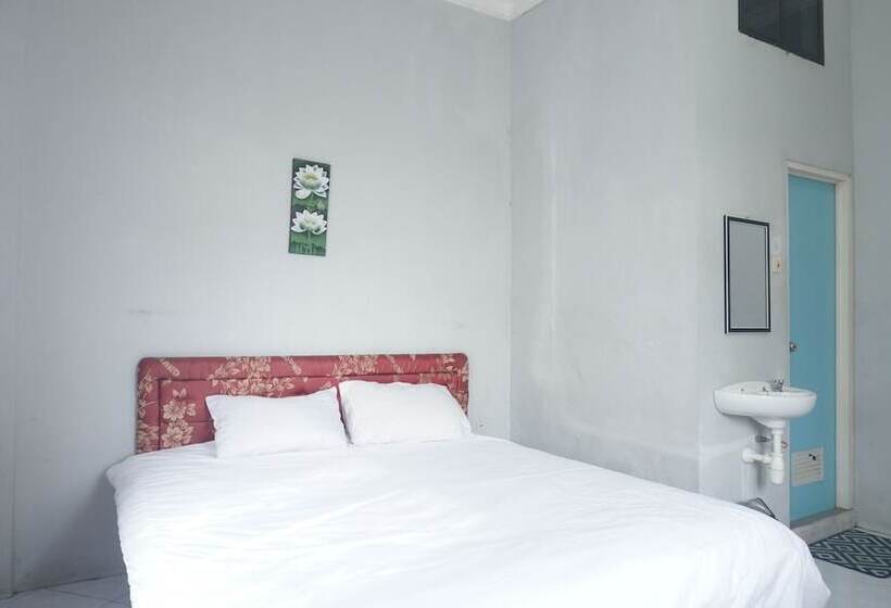 هتل Spot On 92458 Azeela Kost Syariah