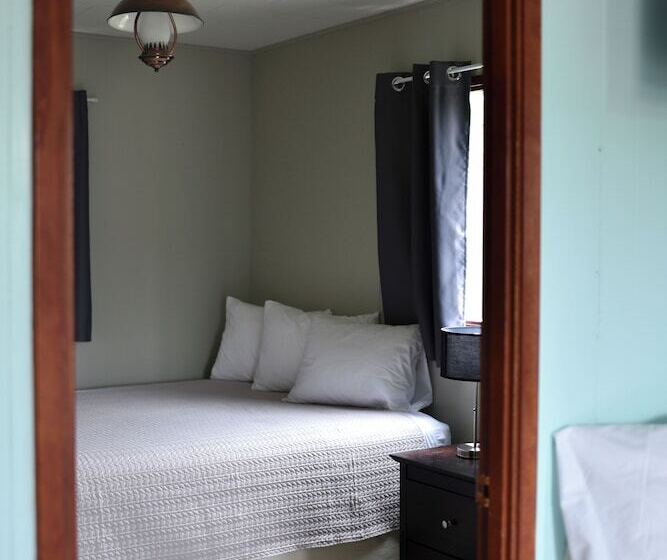 Jackfish Lake Cottages Motel