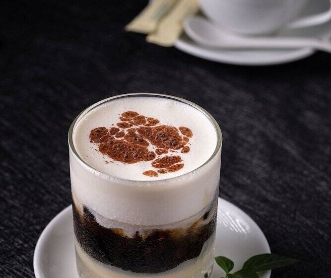 Queen Cafe Hotel & Pub