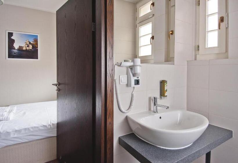 هتل B&b Wieniawa