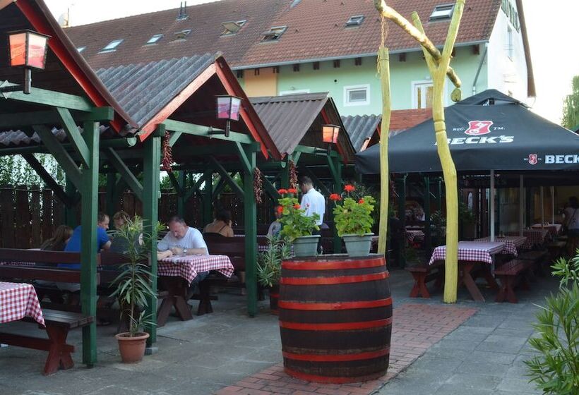 Hotel Napsugár és Gulyás Kunyhó étterem