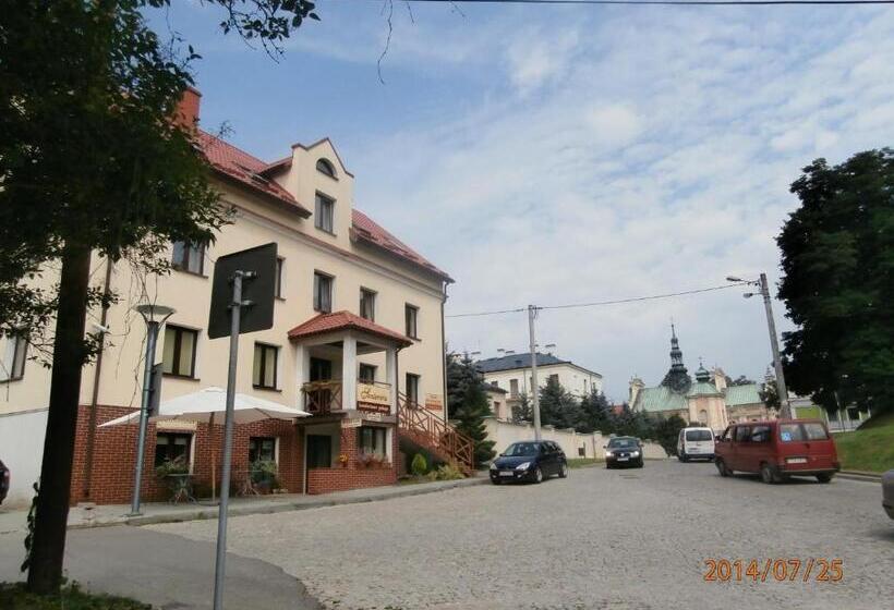 هتل Sandomiria