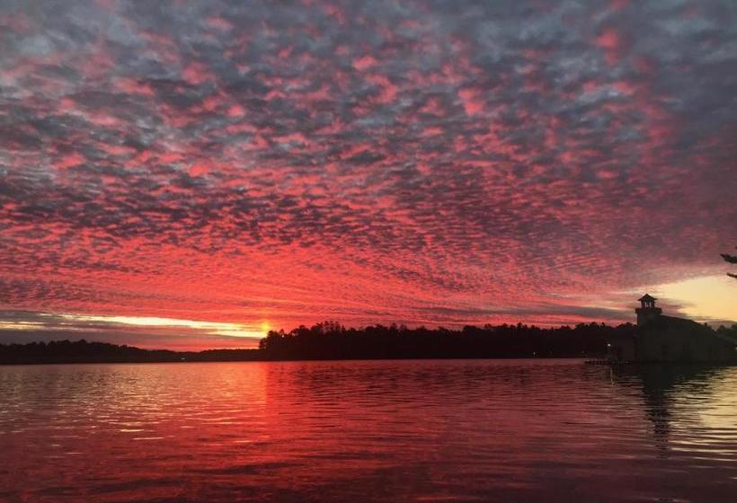 هتل The Beacons Of Minocqua