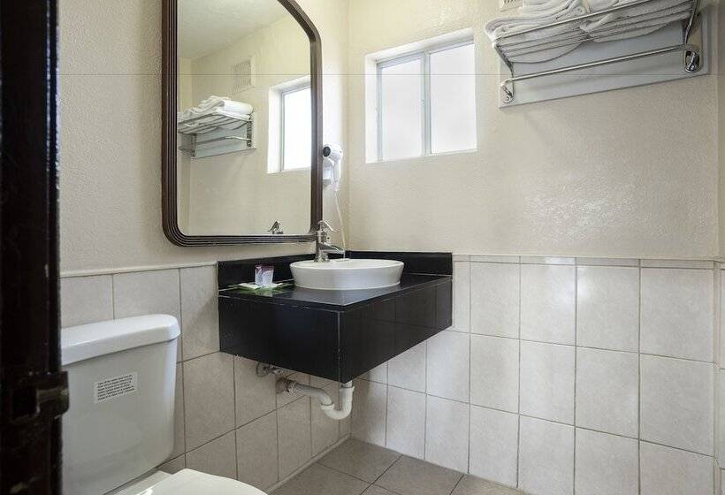 בית מלון כפרי Value Inn Hollywood