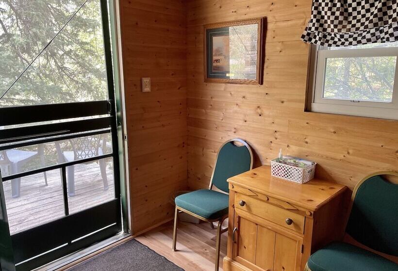 هتل Whitetail Creek Camping Resort