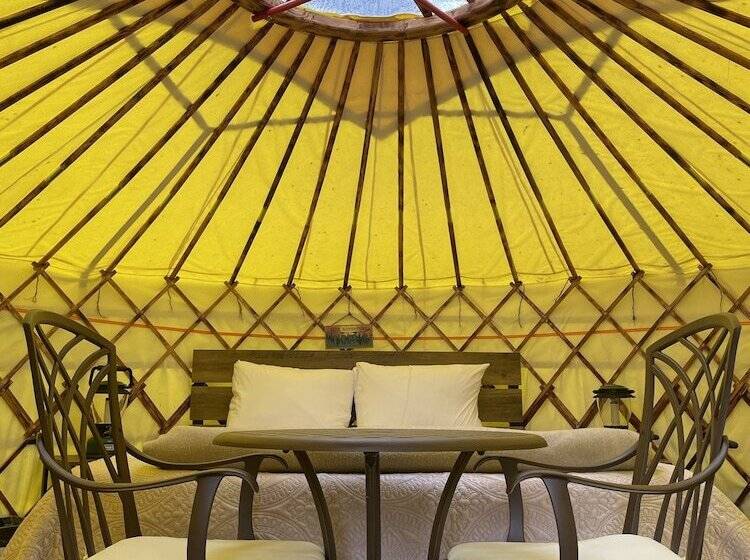 هتل Whitetail Creek Camping Resort