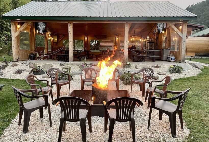 هتل Whitetail Creek Camping Resort