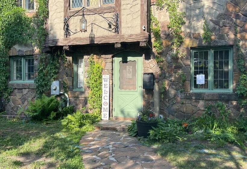 تختخواب و صبحانه The Brower House