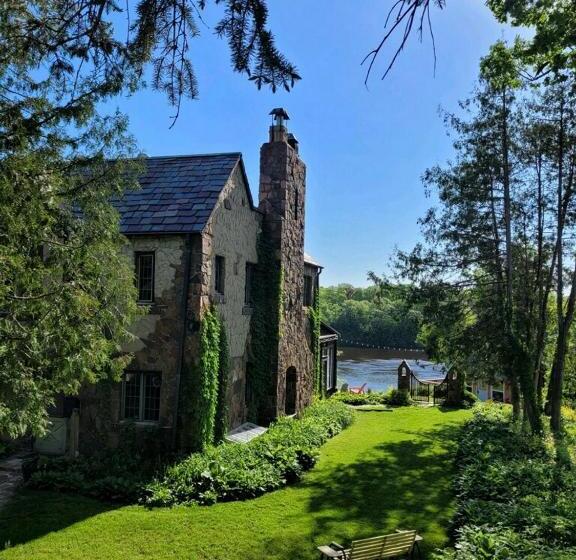 تختخواب و صبحانه The Brower House